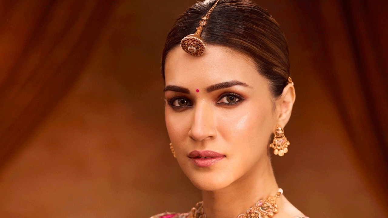 2014లో తెలుగు సినిమా 1: నేనొక్కడినేతో మహేష్ బాబు సరసన కథానాయకిగా సినీరంగప్రవేశం చేసింది. హీరోపంతితో బాలీవుడ్ లో తొలిసారి నటించింది. తర్వాత తెలుగులో దోచెయ్ లో కనిపించింది. తర్వాత మరి ఇంకా తెలుగు సినిమాలో కనిపించలేదు. 2023లో ఆదిపురుష్ తో మరోసారి తెలుగులో కనిపించింది.