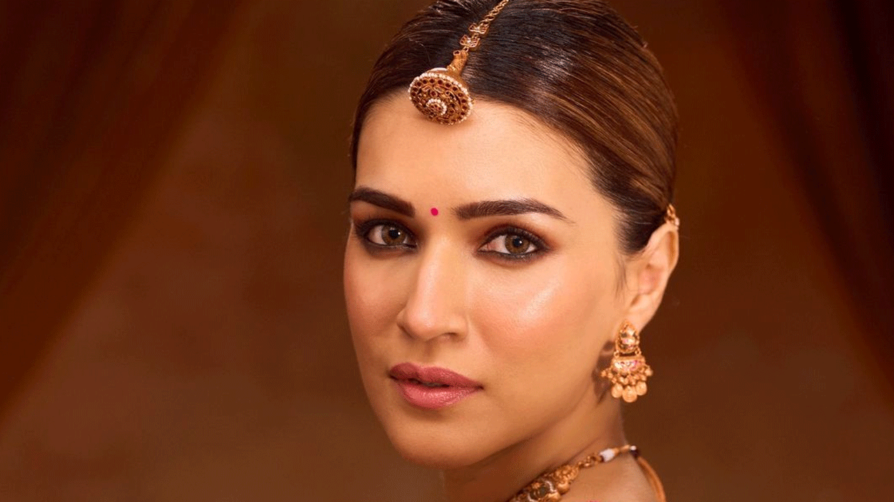 కోకా-కోలా, టైటాన్స్ రాగా, పారాచూట్, టిస్సాట్తో సహా ఇటీవల జూనియర్ ఎన్టీఆర్ తో కలిసి అప్పి ఫిజ్ వంటి బ్రాండ్ల ప్రకటనలలో నటించింది. వీటితో పాటు చాల ప్రకటనల్లో కనిపించింది ఈ వయ్యారి భామ.