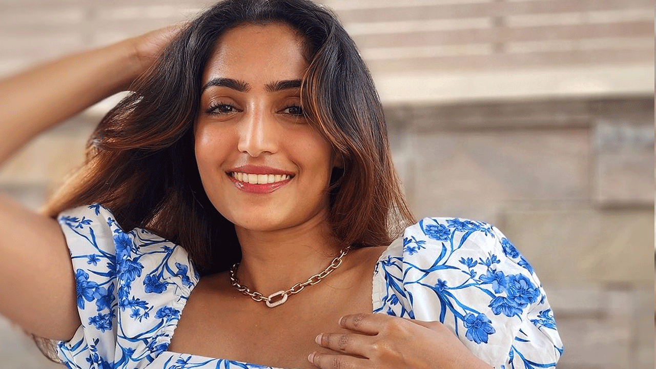 2022లో క్రైస్తవ సంప్రదాయంలో కుటుంబీకులు, బంధుమిత్రుల మధ్య జోమోన్ జోసెఫ్ అనే వ్యక్తిని వివాహం చేసుకుంది. ఈ వయ్యారి సినిమాలకు ముందు కొన్ని ప్రకటనలలో కనిపించింది. అందులో ధాత్రి హెయిర్ ఆయిల్ ప్రకటన చాల ప్రముఖమైనది.