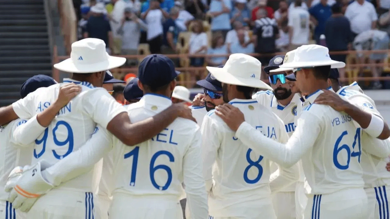 అయితే ఈ సిరీస్కు ముందు టీమ్ఇండియాకు పెద్ద షాక్ తగిలింది. ఆ జట్టు స్టార్ ఫాస్ట్ బౌలర్ గాయం సమస్యతో బాధపడుతూ టెస్టు సిరీస్కు దూరం అయ్యాడు. దీంతో ముందుజాగ్రత్త చర్యగా గాయపడిన ఈ ఆటగాడి స్థానంలో మరో యువ ఆటగాడిని బీసీసీఐ ఆస్ట్రేలియాకు పంపింది.