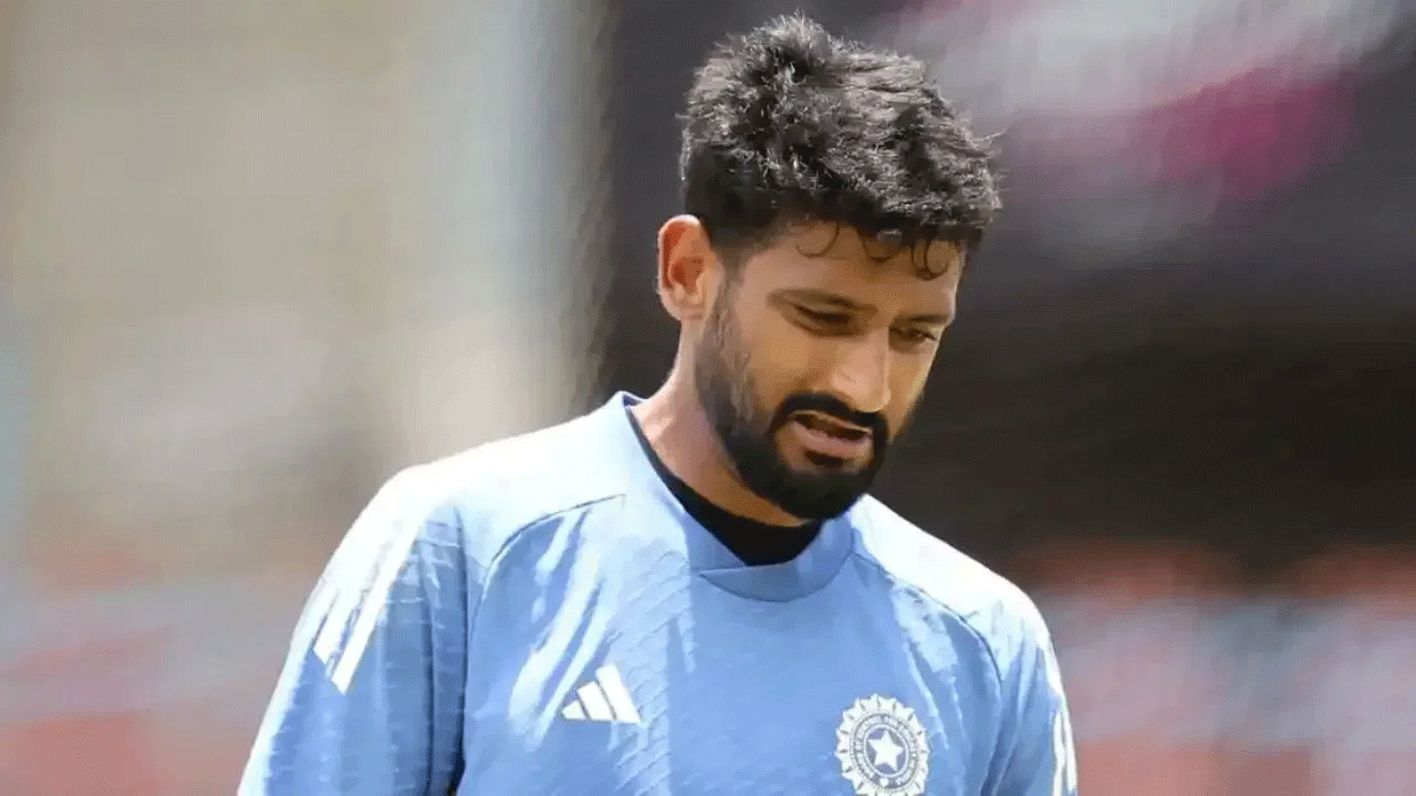 బోర్డర్-గవాస్కర్ ట్రోఫీ ప్రారంభానికి ముందే ఫాస్ట్ బౌలర్ ఖలీల్ అహ్మద్ గాయపడ్డాడు. నిజానికి ఈ సిరీస్లో రిజర్వ్ ప్లేయర్గా ఖలీల్ అహ్మద్ ఎంపికయ్యాడు. అయితే గాయం కారణంగా ఖలీల్ భారత్కు తిరిగొచ్చాడు. అతని స్థానంలో మరో యువ ఫాస్ట్ బౌలర్ యశ్ దయాల్ జట్టులోకి ఎంపికయ్యాడు.