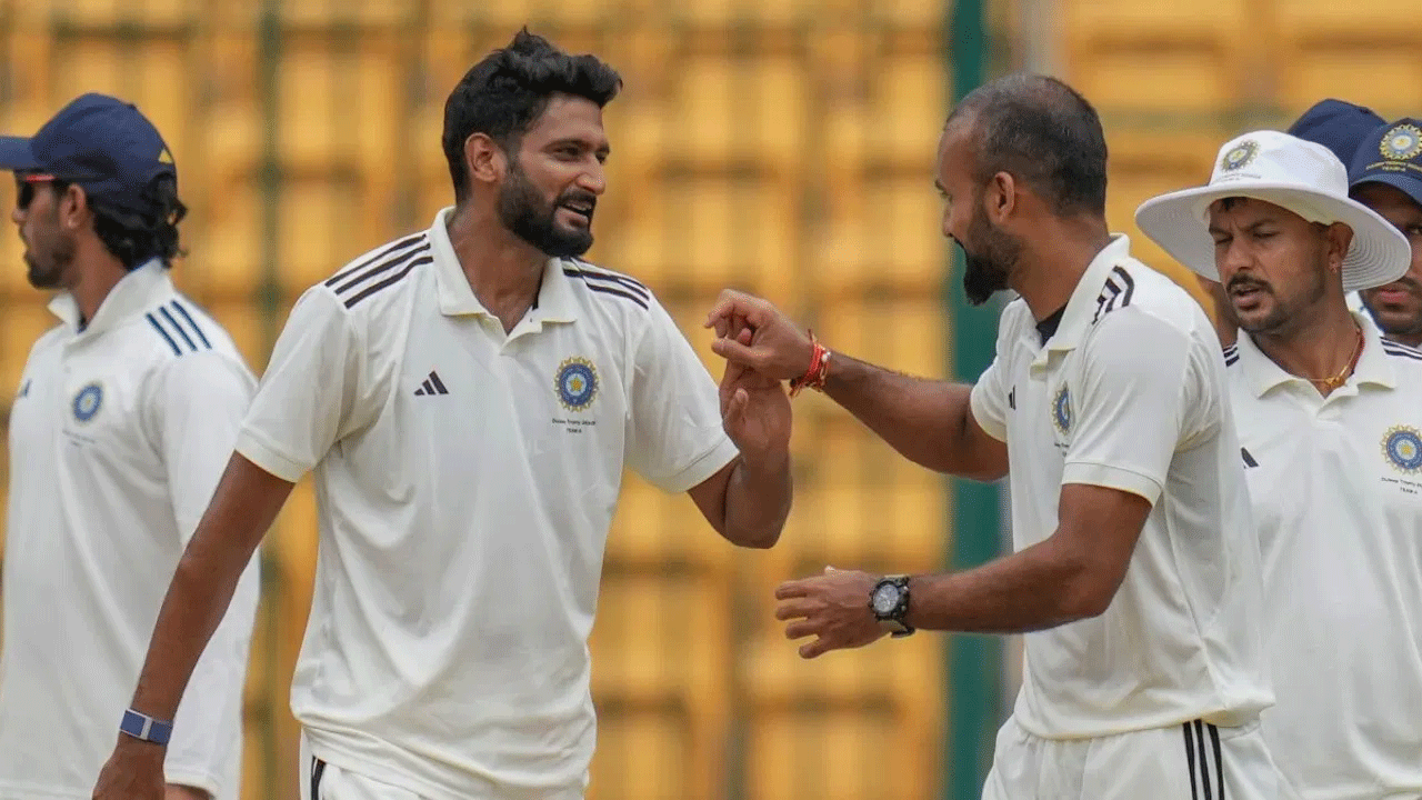 ఈ గాయం కారణంగా ఖలీల్ నెట్స్లో బౌలింగ్ చేయలేకపోయాడు. దీంతో వైద్య బృందం ఖలీల్కు విశ్రాంతి తీసుకోవాలని సూచించి భారత్కు పంపించారు. ప్రస్తుతం గాయపడిన ఖలీల్ ఐపీఎల్ వేలానికి ముందు సయ్యద్ ముస్తాక్ అలీ ట్రోఫీ టోర్నీ ఆడతాడా లేదా అనేది ఇంకా ఖరారు కాలేదు.