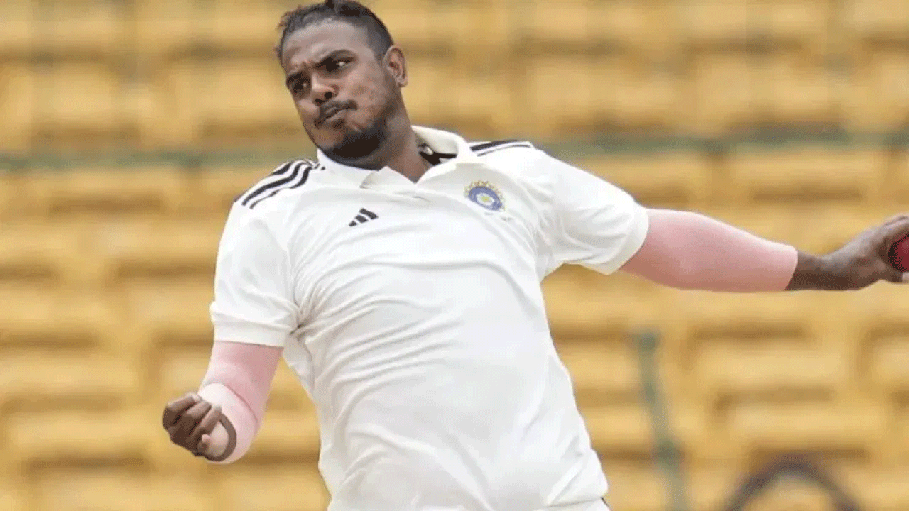 దీనిపై పీటీఐకి సమాచారం అందించిన బీసీసీఐ వర్గాలు మాట్లాడుతూ.. 'భారత్కు ప్రాక్టీస్కు మిచెల్ స్టార్క్ లాంటి బౌలర్ అవసరం కాబట్టి యష్ దయాల్ను జట్టులోకి తీసుకున్నారు. అంతకుముందు, దయాల్ ఇండియా ఎ జట్టుతో రెండు అనధికారిక టెస్టులు ఆడాల్సి ఉంది. అయితే అతడిని దక్షిణాఫ్రికాకు పంపినట్లు పేర్కొన్నారు"