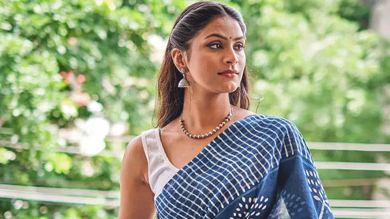 కాటన్ దుస్తులు: వేసవిలో ప్రయాణిస్తున్నప్పుడు చెమట పట్టడం సహజం. అలాంటి పరిస్థితుల్లో బిగుతుగా ఉన్న దుస్తులు శరీరంపై దద్దుర్లు లేదా అసౌకర్యాన్ని కలిగిస్తాయి. మీరు ప్రయాణంలో ఇలాంటి బాధలకు దూరంగా ఉండాలనుకుంటే మీ బ్యాగ్లో కాటన్, తేలికపాటి దుస్తులు మాత్రమే ఉంచుకోండి.