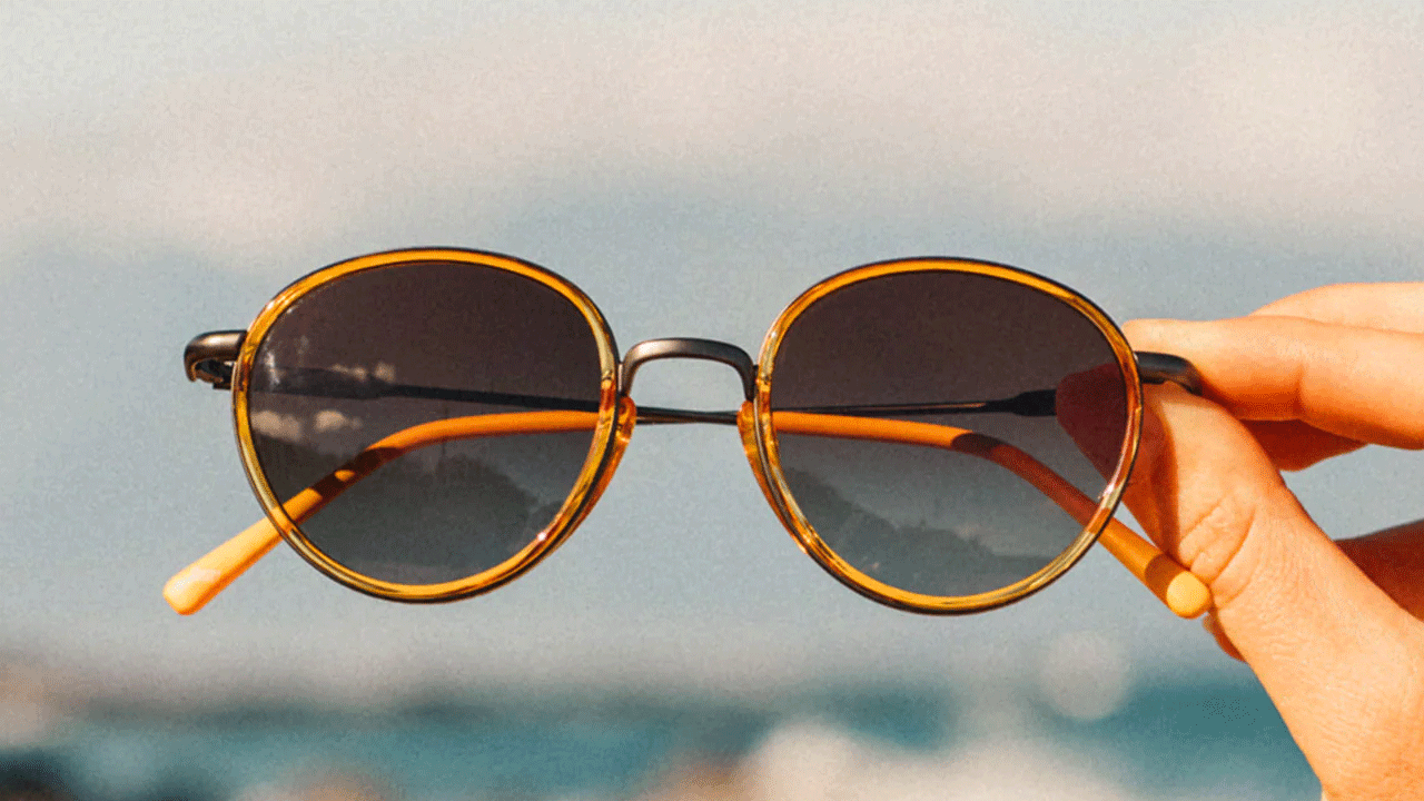 సన్ గ్లాసెస్: ఈ సీజన్లో కళ్లపై పడే సూర్యుడి కిరణాలు, వేడి కూడా చెడు ప్రభావం చూపుతుంది. అటువంటి పరిస్థితిలో బ్యాగ్లో సన్ గ్లాసెస్ ఉంచుకోవడం మర్చిపోవద్దు. సన్ గ్లాసెస్ ధరించడం వల్ల అందంగా కనిపించడంతోపాటు.. ఎండ నుంచి రక్షణ పొందవచ్చు.