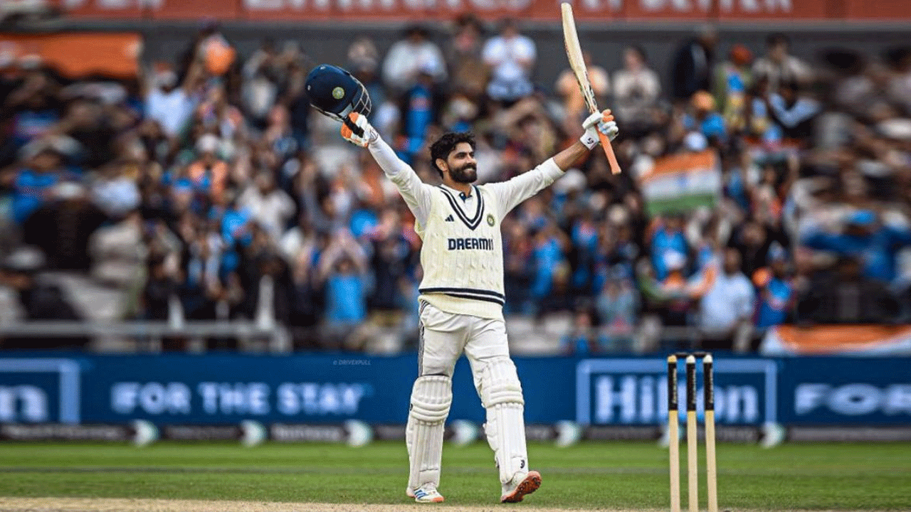 ఆ తర్వాత రవీంద్ర జడేజా, వాషింగ్టన్ సుందర్ ఇంగ్లాండ్ ఆధిక్యాన్ని పూర్తిగా ముగించి టీమిండియాను ఆధిక్యంలోకి తీసుకొచ్చాడు. రవీంద్ర జడేజా ఈ సిరీస్ అంతటా బౌలింగ్ తో పెద్దగా విజయవంతం కాకపోయినా, తన బ్యాట్ తో పోరాట ప్రదర్శన కనబరిచాడు. లార్డ్స్ లో విజయం కోసం పోరాడిన జడేజా, ఇప్పుడు మాంచెస్టర్ లో జట్టును ఓటమి నుండి కాపాడటానికి సుందర్ తో జతకట్టాడు.