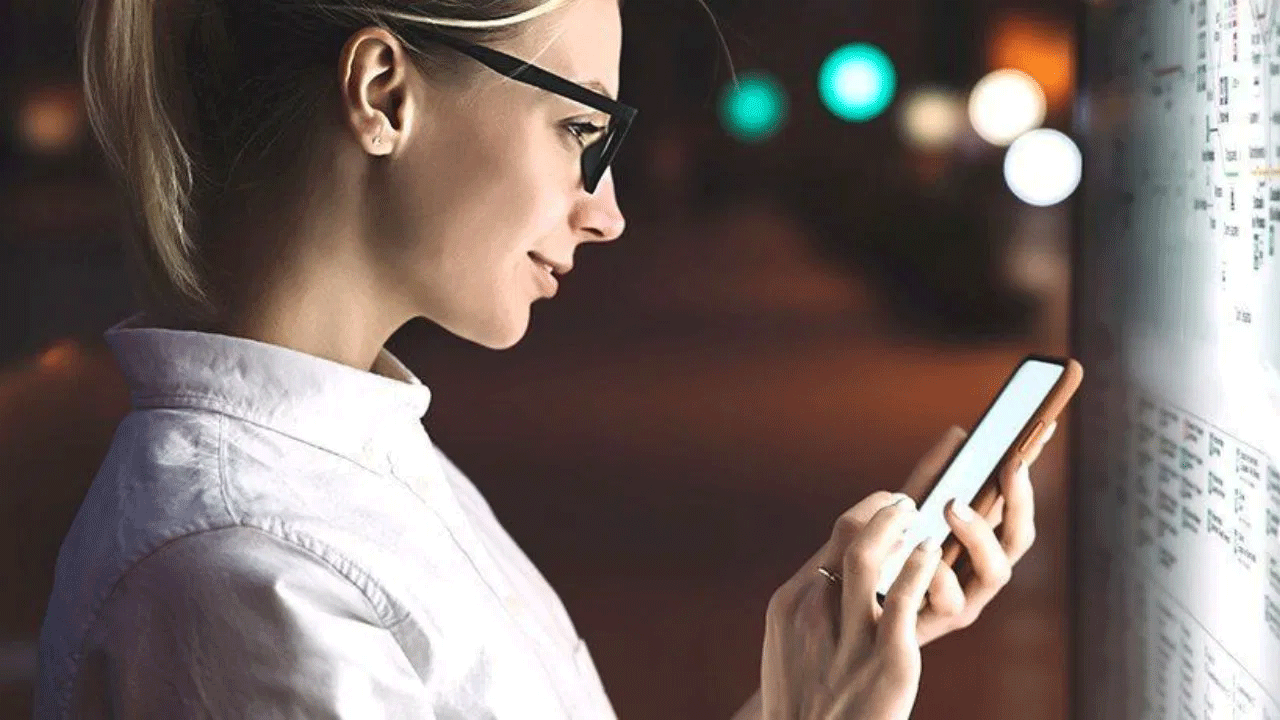 రాత్రిపూట ఎక్కువ స్క్రీన్ ఫోన్‌ చూడటం వల్ల స్క్రీన్‌ల నుండి వెలువడే నీలి కాంతి నిద్ర నాణ్యతను దెబ్బతీస్తుంది. మెలటోనిన్ ఉత్పత్తికి అంతరాయం కలిగిస్తుంది. మెలటోనిన్ అనేది DNA ని మరమ్మతు చేసే, క్యాన్సర్ ప్రమాదాన్ని తగ్గించే హార్మోన్. తక్కువ నిద్ర రొమ్ము, ప్రోస్టేట్ క్యాన్సర్ ప్రమాదాన్ని పెంచుతుంది. రోజుకు 6 గంటలకు పైగా కూర్చోవడం వల్ల మరణ ప్రమాదం దాదాపు 20 శాతం పెరుగుతుందట. ఎక్కువసేపు కూర్చుంటే క్యాన్సర్ ప్రమాదాన్ని 6-10 శాతం పెంచుతుందని అధ్యయనాల్లో తేలింది.