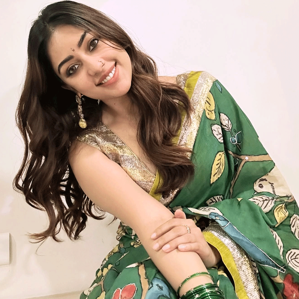 ఆ తర్వాత, 2016లో "యాక్షన్ హీరో బిజు" అనే మలయాళ చిత్రంతో కథానాయికగా అడుగుపెట్టింది. అదే సంవత్సరంలో తెలుగులో "మజ్ను" చిత్రంలో నాని సరసన నటించి, తెలుగు ప్రేక్షకులకు పరిచయమైంది. ఈ చిత్రంలో ఆమె నటనప్రేక్షకులను మెప్పించింది.