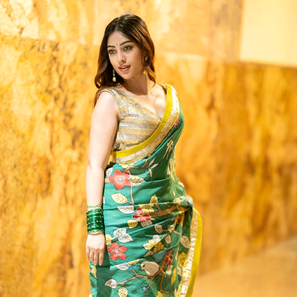 ముఖ్యంగా అను కళ్ళకు ఫిదాకాని కుర్రాడు ఉండడేమో.. మజ్ను సినిమాలో తన అమాయక చూపులు, అందంతో ప్రేక్షకులను ఆకట్టుకున్న ఈ బ్యూటీ తెలుగు కుర్రకారును కవ్వించింది.