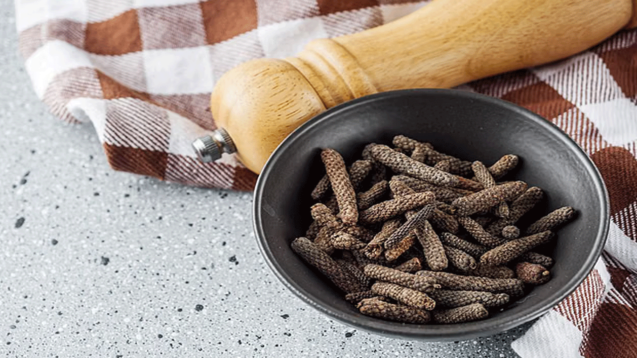 పిప్పలి పొడిలోని పిపెరిన్, శరీరంలో రోగనిరోధక శక్తిని పెంచడంలో సహాయపడుతుంది. ఇది శరీరంలో బ్యాక్టీరియల్ ఇన్ఫెక్షన్, వైరల్ ఇన్ఫెక్షన్లను నియంత్రించడంలో ఉపయోగపడుతుంది.  పిప్పలి పొడి రక్తాన్ని శుద్ధి చేస్తుంది. శరీరంలో విష వ్యర్థాలను తొలగించడంలో ఉపయోగపడుతుంది. తేనెతో కలిపి తీసుకుంటే రక్తం శుద్ధి చేయబడుతుంది. గుండె ఆరోగ్యానికి మేలు కలిగిస్తుంది.