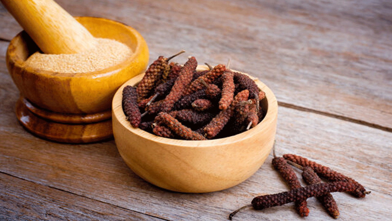 పిప్పలి శక్తివంతమైన శోథ నిరోధక లక్షణాలను కలిగి ఉంటుంది. ఇది నొప్పి, వాపు, దృఢత్వం వంటి ఆర్థరైటిస్ లక్షణాలను తగ్గించడంలో సహాయపడుతుంది.  ఇందులో ఉండే యాంటీ ఆక్సిడెంట్లు కీళ్ల నొప్పులను అరికట్టి, బలోపేతం చేయడంలో సహాయపడతాయి. అంతేకాదు పిప్పాలి వాపును తగ్గించడం, కీళ్లను బలోపేతం చేస్తుంది.