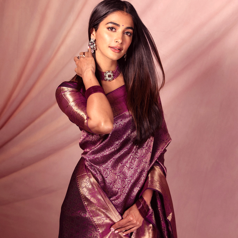 అందాల బుట్టబొమ్మ పూజా హెగ్డే పుట్టిన రోజు నేడు.. వరుసగా సినిమాలు చేస్తున్న అంతగా అదృష్టం మాత్రం కలిసి రావడం లేదు ఈ అందాల భామకు. అల్లు అర్జున్, జూనియర్ ఎన్టీఆర్, మహేష్ బాబు, ప్రభాస్, రామ్ చరణ్, పవన్ కళ్యాణ్ తదితర తెలుగు స్టార్ నటులందరితోనూ స్క్రీన్ షేర్ చేసుకుంది.