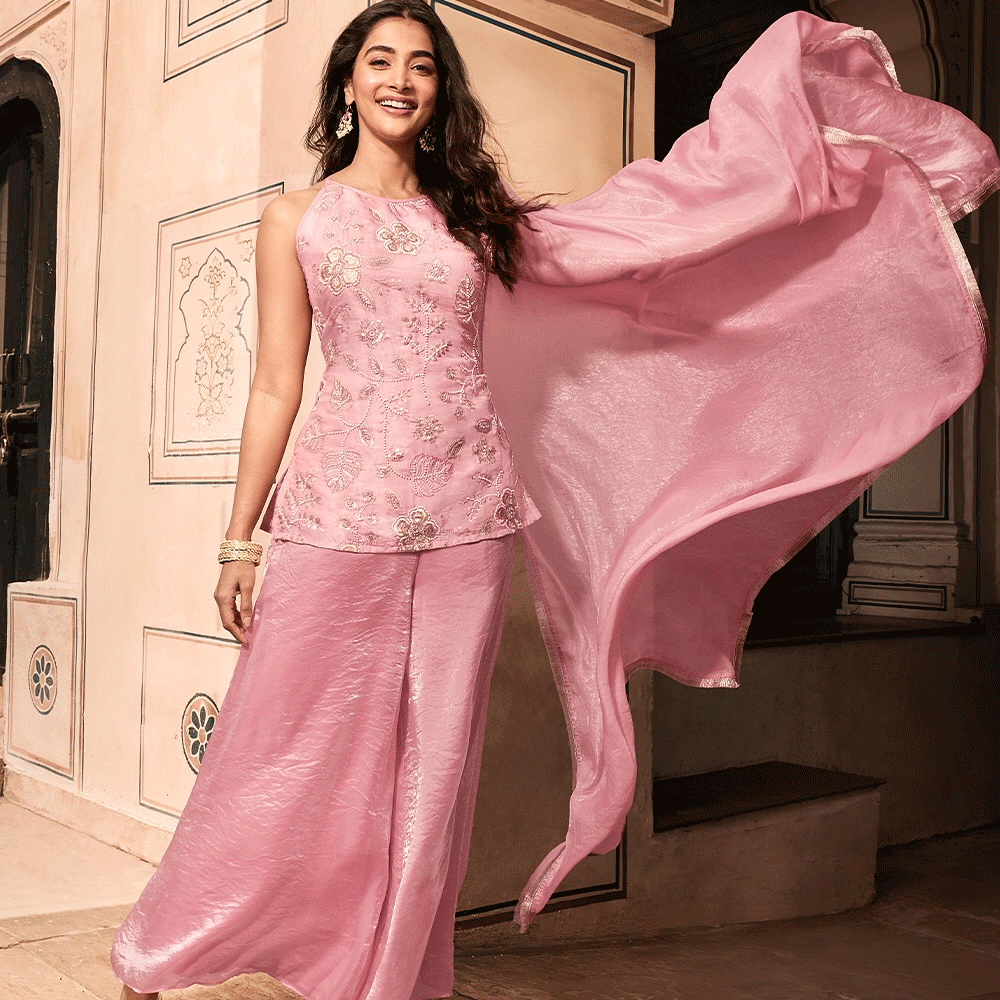 భారీ అంచనాల మధ్య విడుదలైన ఈ సినిమా కూడా ఆశించిన స్థాయిలో పేక్షకులను ఆకట్టుకోలేక పోయింది. పూజా హెగ్డే హీరోయిన్ గా చేసిన రాధేశ్యామ్, బీస్ట్, ఆచార్య, సిర్కస్, కిసీ కా భాయ్ కిసీ కి జాన్, దేవా రీసెంట్ గా వచ్చిన రెట్రో ఇలా వచ్చిన సినిమాలన్నీ ప్రేక్షకులను నిరాశపరిచాయి.