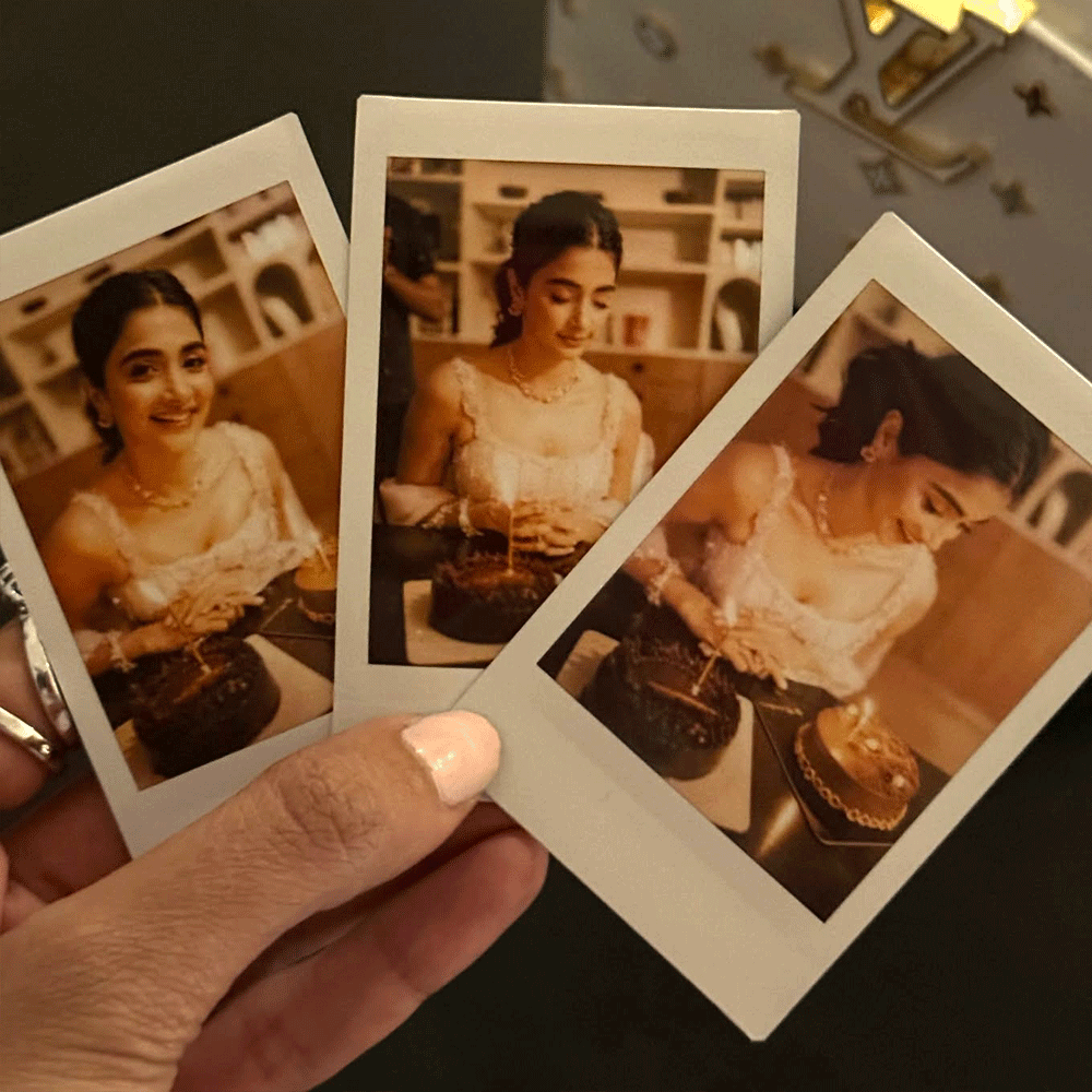 నేడు పూజా హెగ్డే పుట్టిన రోజు నేడు.. ఈ అందాల భామ పుట్టిన రోజు ఫోటోలు, వీడియోలు సోషల్ మీడియాలో వైరల్ గా మారాయి. పూజకు సోషల్ మీడియా వేదికగా అభిమానులు, పలువురు సినీ ప్రముఖులు విషెస్ తెలుపుతున్నారు.