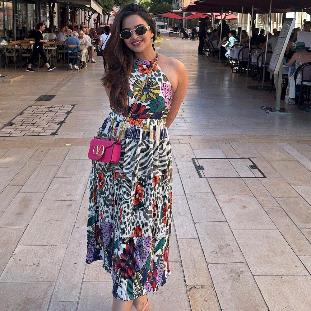 పూజిత పొన్నాడ మోడల్ గా కెరీర్ మొదలు పెట్టి ఆతర్వాత హీరోయిన్ గా మారింది. తెలుగు, తమిళ చలనచిత్రాలలో నటిస్తూ ప్రేక్షకులను మెప్పిస్తుంది. ఆమె 1989 అక్టోబర్ 5న ఆంధ్రప్రదేశ్లోని విశాఖపట్నంలో జన్మించింది.