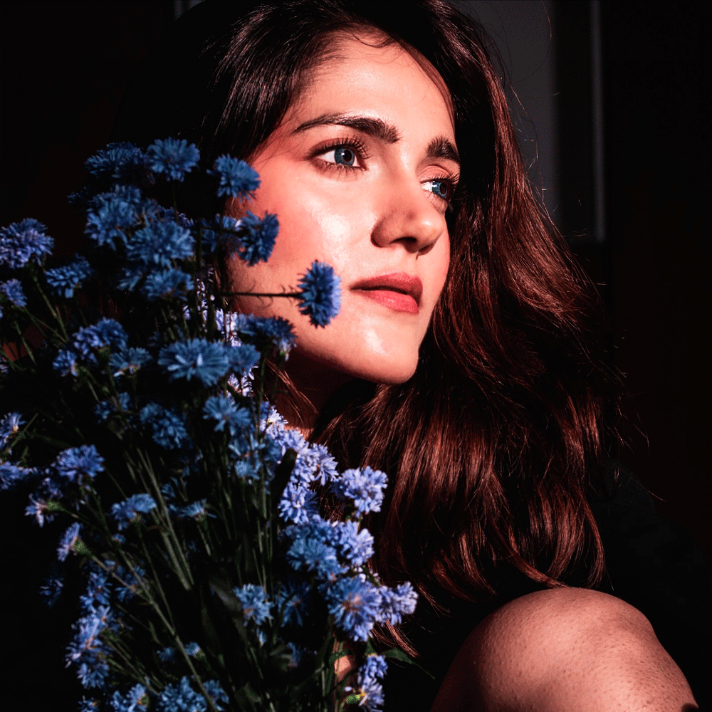 సోషల్ మీడియాలో యాక్టివ్ గా ఉండే ఈ భామ రెగ్యులర్ గా తన ఫోటోలను షేర్ చేస్తూ ఉంటుంది. తాజాగా అదిరిపోయే  ఫోటోలకు ఫోజులిచ్చింది ఈ వయ్యారి భామ. ఈ ఫోటోలు ఇప్పుడు నెట్టింట సెగలు రేపుతున్నాయి.