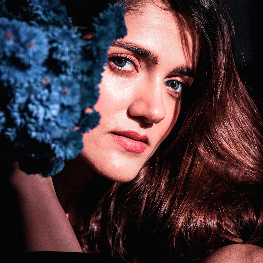 ఇక చేసిన ఒకటి రెండు సినిమాలు కూడా పెద్దగా ఆకట్టుకోలేదు. ఇప్పటి వరకు ఆరు చిత్రాల్లో నటించిన సిమ్రాన్ చౌదరికి ‘ఈ నగరానికి ఏమైంది’ సినిమానే గుర్తింపు తెచ్చిపెట్టింది.