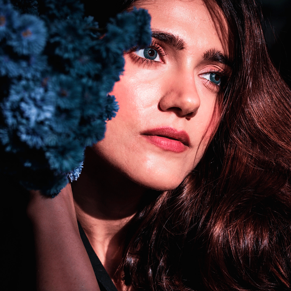 ఇక పోతే సిమ్రాన్ సోషల్ మీడియాలో అందాల జాతర చేస్తోంది. తాజాగా ఈ బ్యూటీ పంచుకున్న పిక్స్ స్టన్నింగ్ గా ఉన్నాయి. నెట్టింట ఈ ఫోటోలు వైరల్ గా మారాయి. దాంతో ఈ ఫోటోల పై కుర్రకారు క్రేజీ కామెంట్స్ చేస్తున్నారు.