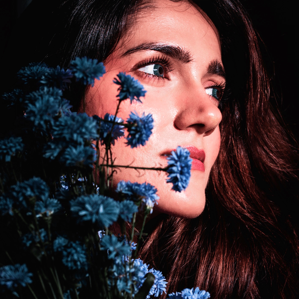 చాలా మంది హీరోయిన్స్ ఒకే ఒక్క సినిమాతో క్రేజ్ తెచ్చుకుంటారు అలాంటి వారిలో సిమ్రాన్ చౌదరి ఒకరు. ‘ఈ నగరానికి ఏమైంది?’ సినిమాతో హీరోయిన్ గా పరిచయం అయ్యింది సిమ్రాన్ చౌదరి. తొలి సినిమాతోనే తన అందం అభినయంతో ఆకట్టుకుంది ఈ భామ.