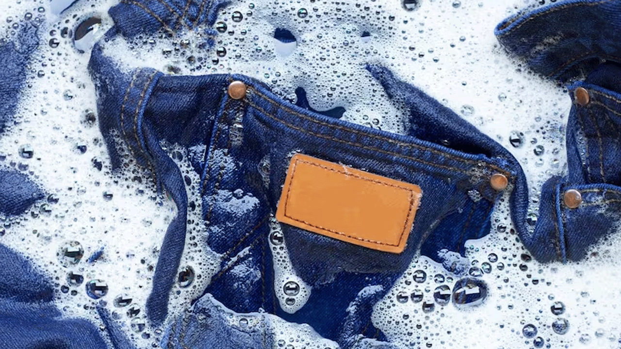 చాలా మంది చేసే తప్పు ఏంటంటే.. బట్టలను సబ్బు, లేదా సర్ఫ్లో గంటల తరబడి నానబెట్టడం. ఇలా చేయడం ద్వారా అవి త్వరగా చివికిపోవచ్చు. కాబట్టి వాటిని డిటర్జెంట్లో అరగంట మాత్రమే నానబెట్టండి. అలాగే వాటిని తరచూ ఉతకడం చేయకండి.ఒక రోజు మార్చి ఒక రోజూ, లేదా వారంలో రెండు, సార్లు ఉతకండి.