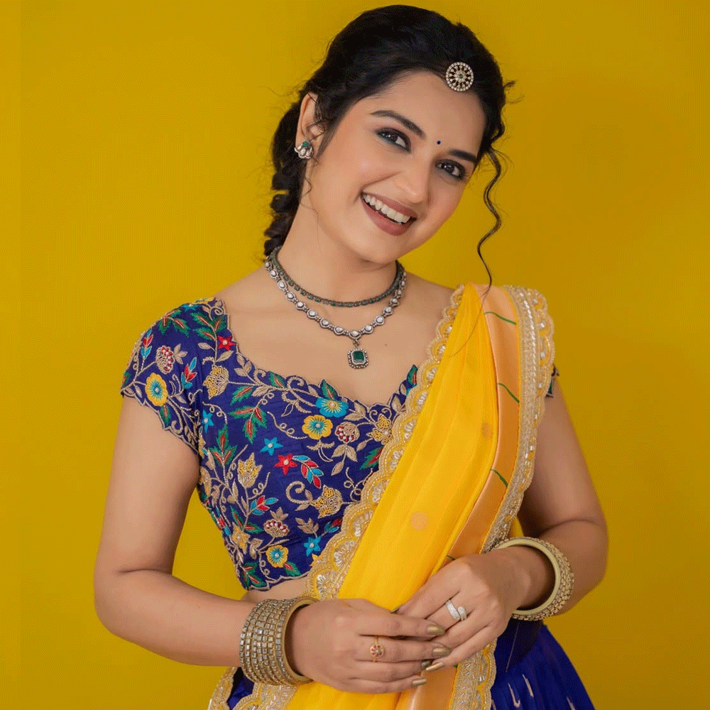 ఆ నటి మరెవరో కాదు... ప్రియాంక జైన్. మౌనరాగం సీరియల్ ద్వారా తెలుగు తెరకు పరిచయమైంది. ఆ తర్వాత జానకి కలగనలేదు సీరియల్ ద్వారా మరింత ఫేమస్ అయ్యింది. తక్కువ సమయంలోనే తన నటనతో ప్రేక్షకుల మనసు గెలుచుకుంది. 