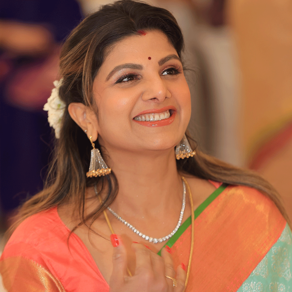 తెలుగు సినిమా ప్రపంచాన్ని శాసించిన హీరోయిన్లలో రంభ ఒకరు. ఆమె గురించి టాలీవుడ్ సినీప్రియులకు ప్రత్యేకంగా పరిచయం అక్కర్లేదు. 1992లో విడుదలైన మలయాళ చిత్రం సర్గంతో వెండితెరెకు పరిచయమైంది. 