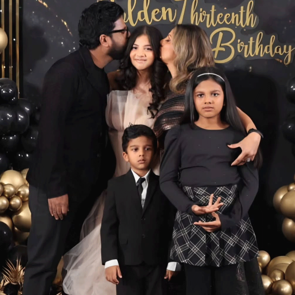 తెలుగులో ఈవీవీ సత్యనారాయణ తెరకెక్కించిన ఆ ఒక్కటీ అడక్కు సినిమాతో తెరంగేట్రం చేసింది. ఆ తర్వాత వరుస అవకాశఆలు అందుకుంటూ స్టార్ డమ్ సంపాదించుకుంది. అప్పట్లో గ్లామర్ బ్యూటీగా పేరు సంపాదించుకుంది. 