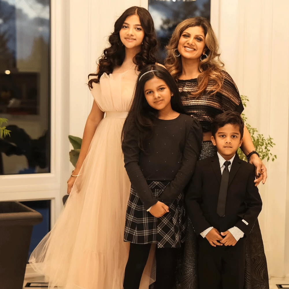 ప్రస్తుతం రంభ షేర్ చేసిన ఫోటోస్ ఇన్ స్టాలో వైరలవుతున్నాయి. ముఖ్యంగా రంభ పెద్ద కూతురు అందరి దృష్టిని ఆకర్షిస్తుంది. చాలా కాలంగా సినిమాలకు దూరంగా ఉంటున్న రంభ.. ఇప్పుడు అవకాశం వస్తే రీఎంట్రీ ఇచ్చేందుకు రెడీగా ఉన్నట్లు తెలుస్తోంది. 