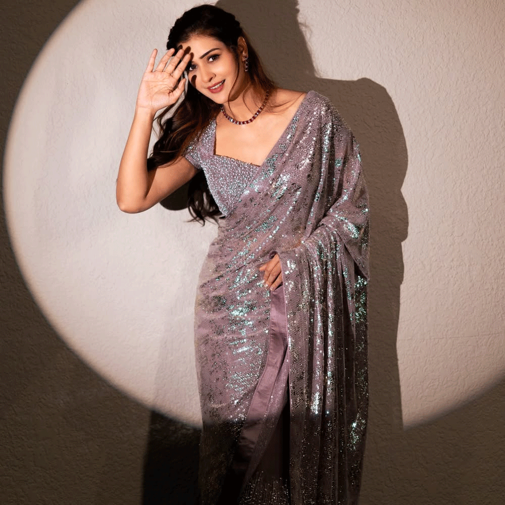 నిత్యం సోషల్ మీడియాలో యాక్టివ్ గా ఉంటూ గ్లామర్ తో ఆకట్టుకునే పాయల్.. ఇప్పుడు ట్రెడిషనల్ లుక్కులో దర్శనమిస్తుంది. అలాగే చీరకట్టులోనూ గ్లామర్ టచ్ ఇస్తుంది ఈ వయ్యారి. తాజాగా మెరుపుల చీరలో మరోసారి స్పెషల్ అట్రాక్షన్ అయ్యింది.