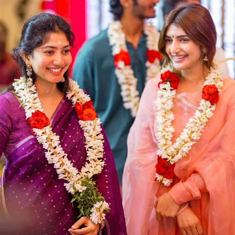 సాయి పల్లవి రూ.12 కోట్లు రెమ్యునరేషన్ తీసుకుంటుందని సమాచారం. . నయనతార రూ.10 కోట్లు మాత్రమే తీసుకుంటుండగా సాయి పల్లవి రూ.12 కోట్లు తీసుకుంటుందా అని సినీ ప్రియులు ఆలోచిస్తున్నారు. ప్రస్తుతం రామాయణం చిత్రానికి రూ.10 కోట్లు తీసుకుంటుంది. 