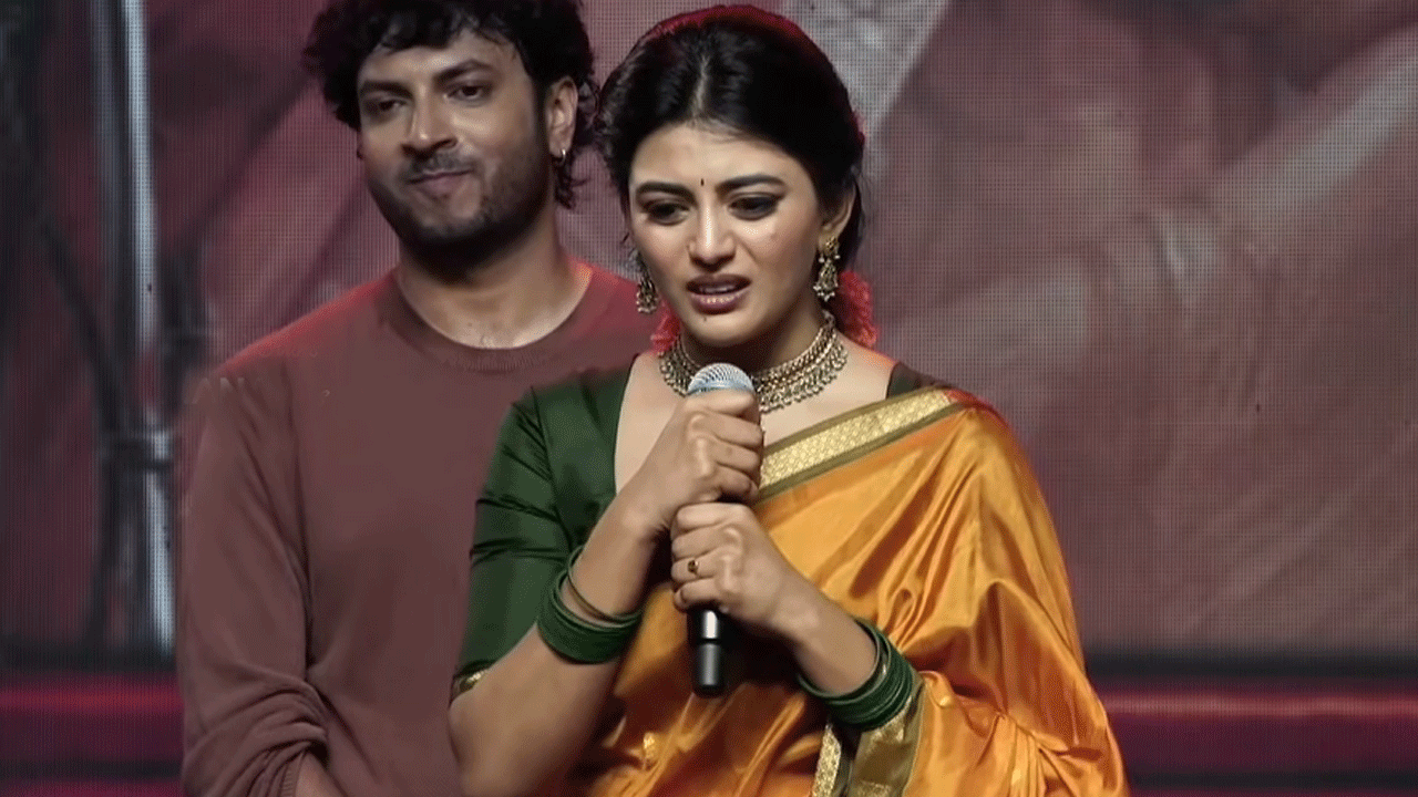 సినిమా ఫీల్డ్కు సరిపోనేమో.. స్టేజ్ పైనే కన్నీళ్లు పెట్టుకున్న హీరోయిన్..