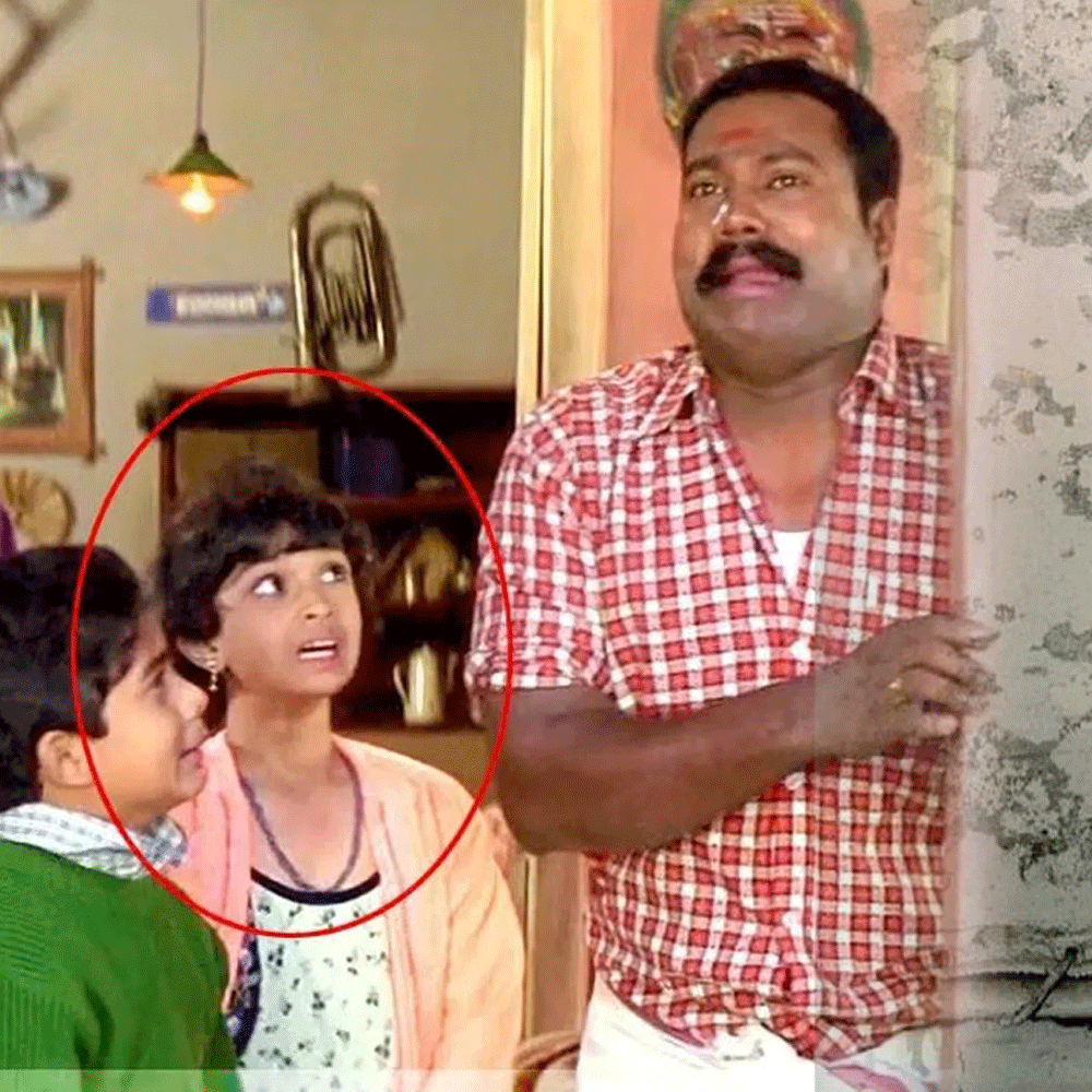 సినిమా సెలబ్రిటీలకు సంబంధించిన అరుదైన ఫొటోలు సోషల్ మీడియాలో ఎప్పటికప్పుడు వైరల్ అవుతుంటాయి. ముఖ్యంగా స్టార్ హీరోయిన్ల చిన్ననాటి చిత్రాలు నెటిజన్లను విపరీతంగా ఆకట్టుకుంటాయి. తమ అభిమాన తారలు చిన్నప్పుడు ఎలా ఉండేవారో తెలుసుకోవాలనే ఆసక్తి ఫ్యాన్స్లో ఎక్కువగా ఉంటుంది. అందుకే తారల బాల్య ఫొటోలు బయటకు వచ్చినప్పుడల్లా వాటిని తెగ షేర్ చేస్తూ సందడి చేస్తుంటారు. ఇప్పుడు అలాంటి ఓ అందమైన చిన్నారి ఫొటో గురించి తెలుసుకుందాం.