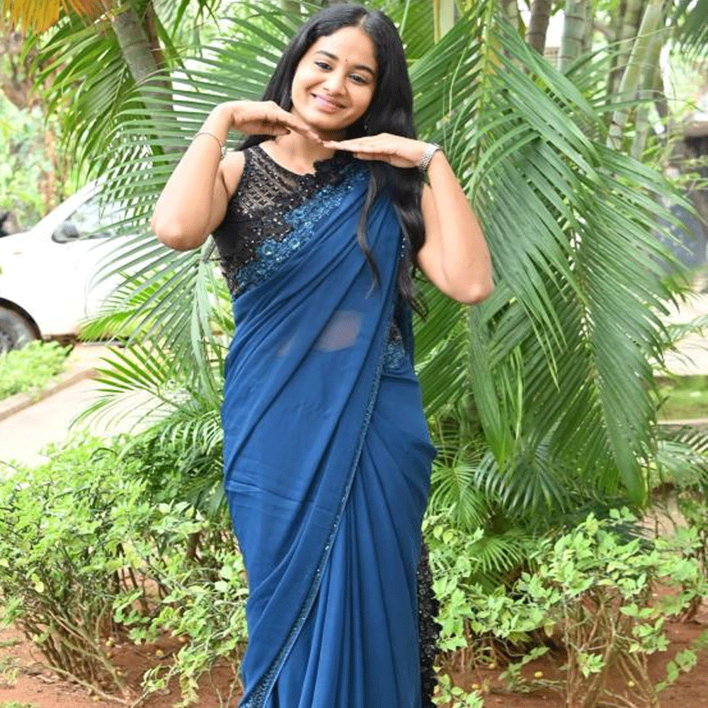 ముఖ్యంగా హీరోయిన్ల చైల్డ్హుడ్ ఫొటోలు బయటకు వస్తే అభిమానులు ఆసక్తిగా చూస్తుంటారు. అప్పటికీ, ఇప్పటికీ వారి లుక్లో వచ్చిన మార్పులను చూసి ఆశ్చర్యపోతుంటారు. ఇప్పుడు మనం మాట్లాడుకుంటున్న హీరోయిన్ కూడా అలాంటి వారిలో ఒకరు. చిన్నతనంలో తీసుకున్న ఫొటోలకు, ఇప్పుడు ఆమె కనిపిస్తున్న తీరుకు చాలా తేడా ఉందంటూ నెటిజన్లు ఆసక్తి చూపిస్తున్నారు.