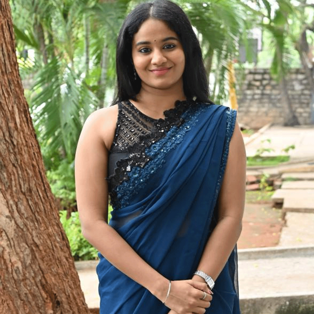తనదైన అందం, క్యూట్ ఎక్స్ప్రెషన్స్తో అభిమానులను ఆకట్టుకుంటున్న ఈ భామ ఎవరో తెలుసా? ఆమె మరెవరో కాదు.. నటి బ్రిగిడా సాగ. బ్రిగిడా సాగ తమిళ సినీ పరిశ్రమలో తనకంటూ ప్రత్యేక గుర్తింపు తెచ్చుకున్న నటి. తొలుత టెలివిజన్ కార్యక్రమాలు, వెబ్ సిరీస్ల ద్వారా ప్రేక్షకులకు దగ్గరైన ఈమె.. ఆ తర్వాత వెండితెరపై అవకాశాలు అందుకుంది.