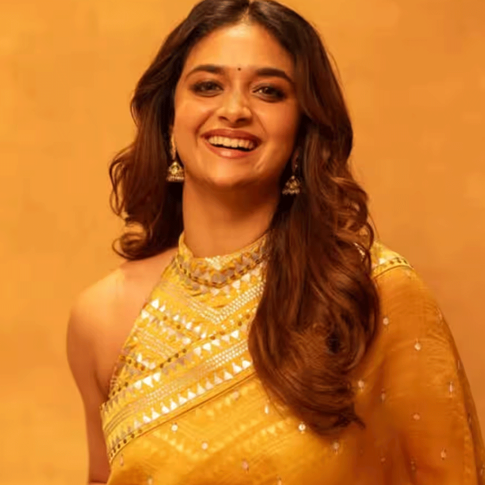 ఆమె మరెవరో కాదు.. అందాల తార కీర్తి సురేష్. తన సహజమైన నటనతో తెలుగు, తమిళం, మలయాళం భాషల్లో మంచి గుర్తింపు సంపాదించుకున్న ఈ బ్యూటీ.. బాలనటిగా కూడా పలు చిత్రాల్లో నటించింది. కీర్తి చిన్ననాటి ఫొటోల్లో కనిపిస్తున్న క్యూట్నెస్ ఇప్పటికీ అభిమానులను ఆకట్టుకుంటూనే ఉంటుంది. కీర్తి సురేష్కు సినీ నేపథ్యం ఉంది. ఆమె ప్రముఖ నిర్మాత జి. సురేష్ కుమార్, నటి మేనక దంపతుల కుమార్తె. చిన్న వయసులోనే సినిమాల్లో నటించడం ప్రారంభించిన కీర్తి.. మలయాళ చిత్రాల్లో బాలనటిగా కనిపించింది.