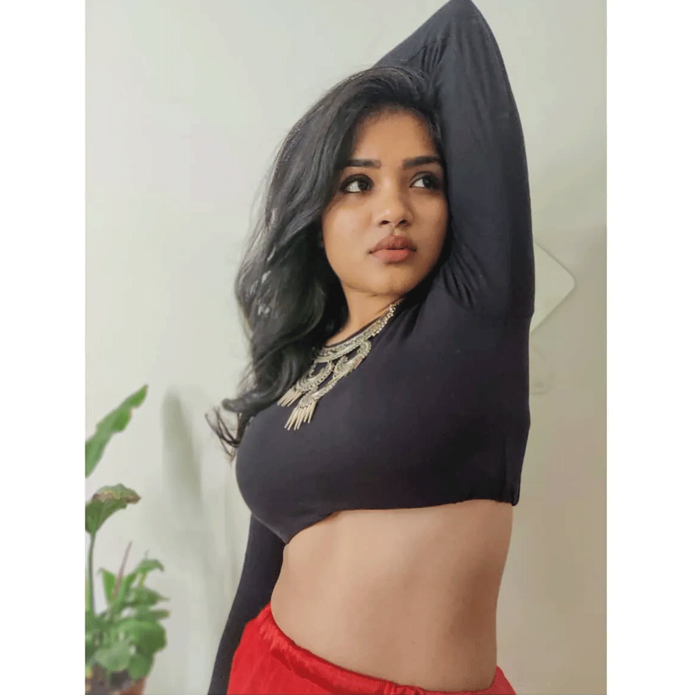 ‘బేబీ’ సినిమాతో మంచి గుర్తింపు తెచ్చుకున్న కుసుమ డేగలమారి.. భవిష్యత్తులో ఎలాంటి ప్రాజెక్టులతో ప్రేక్షకుల ముందుకు వస్తుందనే ఆసక్తి నెలకొంది. ప్రస్తుతం ఆమె కొత్త సినిమాల్లో నటిస్తున్నట్లు అధికారిక సమాచారం అందుబాటులో లేకపోవడంతో, తదుపరి ప్రాజెక్టులపై స్పష్టత రావాల్సి ఉంది. సోషల్ మీడియాలో ఆమె ఫొటోలు చూసిన నెటిజన్లు మాత్రం ఈ బ్యూటీ మళ్లీ సినిమాల్లో కనిపిస్తుందా అని ఆసక్తిగా ఎదురుచూస్తున్నారు.
