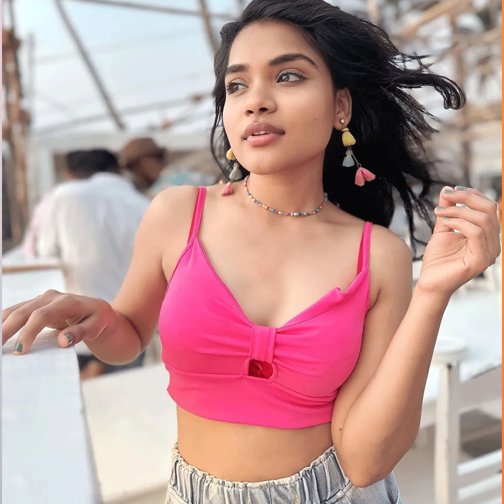 ఈ సినిమాలో వైష్ణవి స్నేహితురాలి పాత్రలో కనిపించిన కుసుమ డేగలమారి కూడా తనదైన నటనతో ప్రేక్షకులను ఆకట్టుకుంది. కథలో హీరోయిన్ జీవితంలో చోటుచేసుకునే మార్పులను గమనిస్తూ, ఆమె తప్పులను సరిదిద్దేందుకు ప్రయత్నించే స్నేహితురాలిగా కుసుమ కనిపించింది. హీరోయిన్ ప్రవర్తనతో విభేదించి ఆమెకు దూరమయ్యే పాత్రలో నటించి మెప్పించింది. కుసుమ డేగలమారి గురించి పెద్దగా పరిచయం లేకపోయినా.. ‘బేబీ’ సినిమా చూసిన ప్రేక్షకులకు ఆమె ముఖం సుపరిచితమే. పరిమిత నిడివి ఉన్న పాత్రలో కనిపించినప్పటికీ తన నటనతో గుర్తింపు తెచ్చుకుంది. ఈ సినిమాలో ఆమె పాత్ర కథకు కీలకమైన సందర్భాల్లో కనిపిస్తూ ప్రేక్షకుల దృష్టిని ఆకర్షించింది.