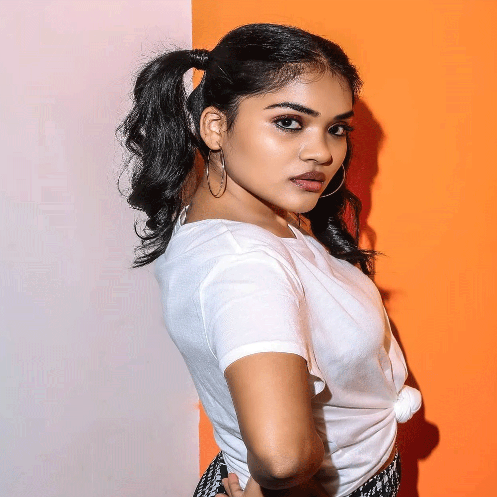 టాలీవుడ్‌లో కొన్ని సినిమాలు విడుదలైన తర్వాత అందులో నటించిన ప్రధాన పాత్రలతో పాటు చిన్న చిన్న పాత్రల్లో కనిపించిన నటీనటులు కూడా ప్రేక్షకుల దృష్టిని ఆకర్షిస్తుంటారు. అలా ‘బేబీ’ సినిమాతో మంచి గుర్తింపు తెచ్చుకున్న నటీమణుల్లో కుసుమ డేగలమారి ఒకరు. ఈ సినిమాలో హీరోయిన్ స్నేహితురాలిగా కనిపించి తన నటనతో మెప్పించిన ఈ అమ్మడు.. ఆ తర్వాత మాత్రం వెండితెరపై పెద్దగా కనిపించలేదు. అయితే సోషల్ మీడియాలో మాత్రం తన ఫొటోలు, వీడియోలతో సందడి చేస్తోంది.