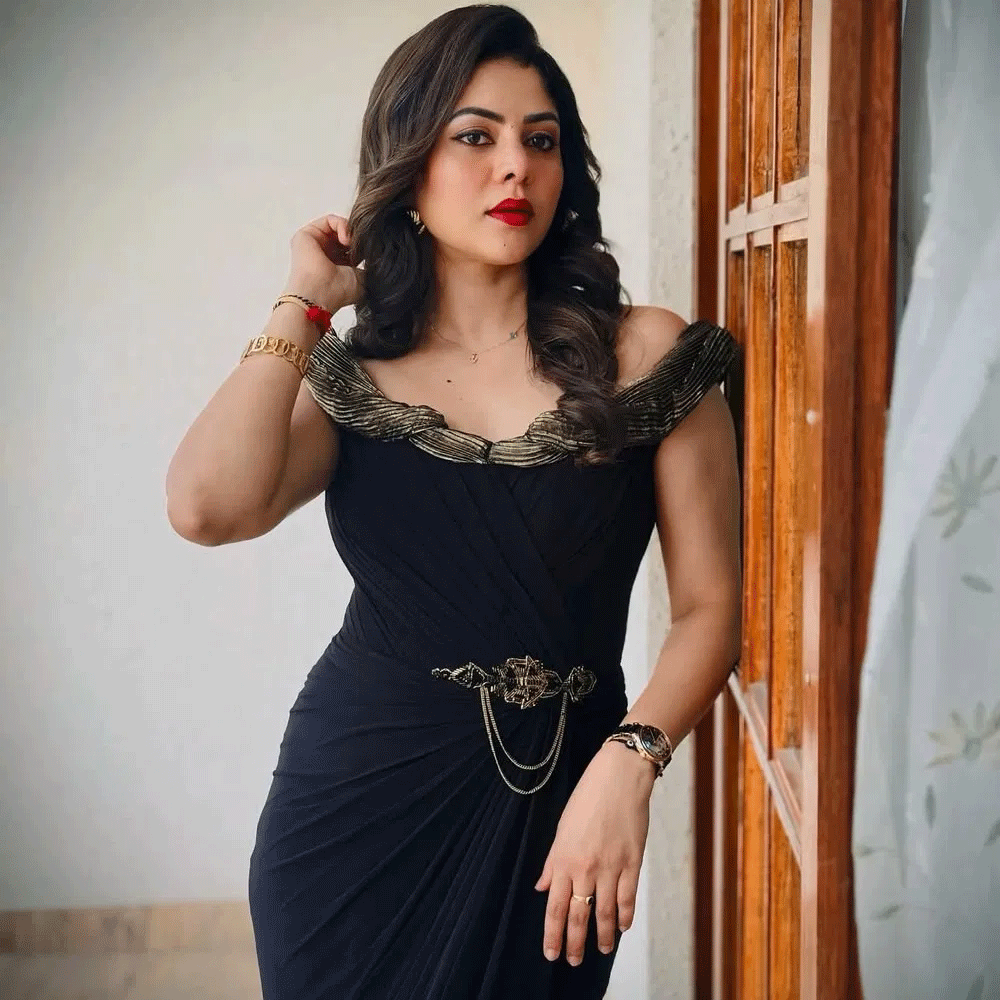టీవీ సీరియల్స్‌ను క్రమం తప్పకుండా చూసేవారికి షర్మిత గౌడ పేరు ప్రత్యేకంగా పరిచయం చేయాల్సిన అవసరం లేదు. ‘బ్రహ్మముడి’ సీరియల్‌లో రుద్రాణి పాత్రలో కనిపిస్తూ తన నటనతో ప్రేక్షకుల దృష్టిని ఆకర్షిస్తోంది. కథలో ప్రతికూల ఛాయలున్న పాత్ర అయినప్పటికీ.. తన ఎక్స్‌ప్రెషన్స్, డైలాగ్ డెలివరీతో ఆ పాత్రకు ప్రత్యేకమైన గుర్తింపు తీసుకొస్తోంది.