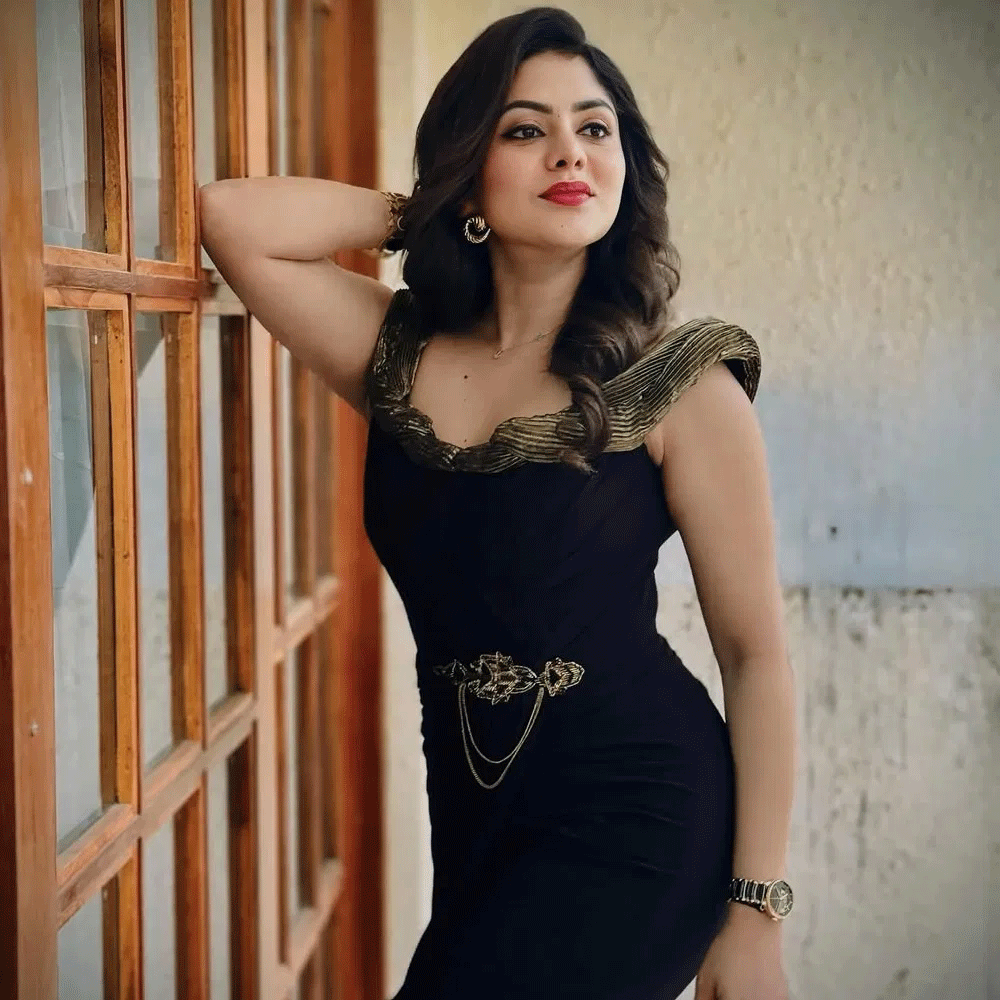 సీరియల్‌లో సీరియస్‌గా కనిపించే షర్మిత.. సోషల్ మీడియాలో మాత్రం మరో కోణాన్ని చూపిస్తోంది. ట్రెండీ దుస్తులు, మోడ్రన్ ఫ్యాషన్, స్టైలిష్ ఫొటోషూట్లతో అభిమానులను ఆకట్టుకుంటోంది. దీంతో తెరపై రుద్రాణిగా కనిపించే ఈమెకు, వ్యక్తిగత ఫొటోల్లో కనిపించే లుక్‌కు మధ్య ఉన్న డిఫరెన్న్స్ నెటిజన్లను ఆకర్షిస్తోంది. షర్మిత గౌడ నటనా ప్రయాణం కన్నడ టెలివిజన్ రంగంలో ప్రారంభమైంది. అక్కడ పలు సీరియల్స్‌లో నటించి గుర్తింపు సంపాదించుకుంది.