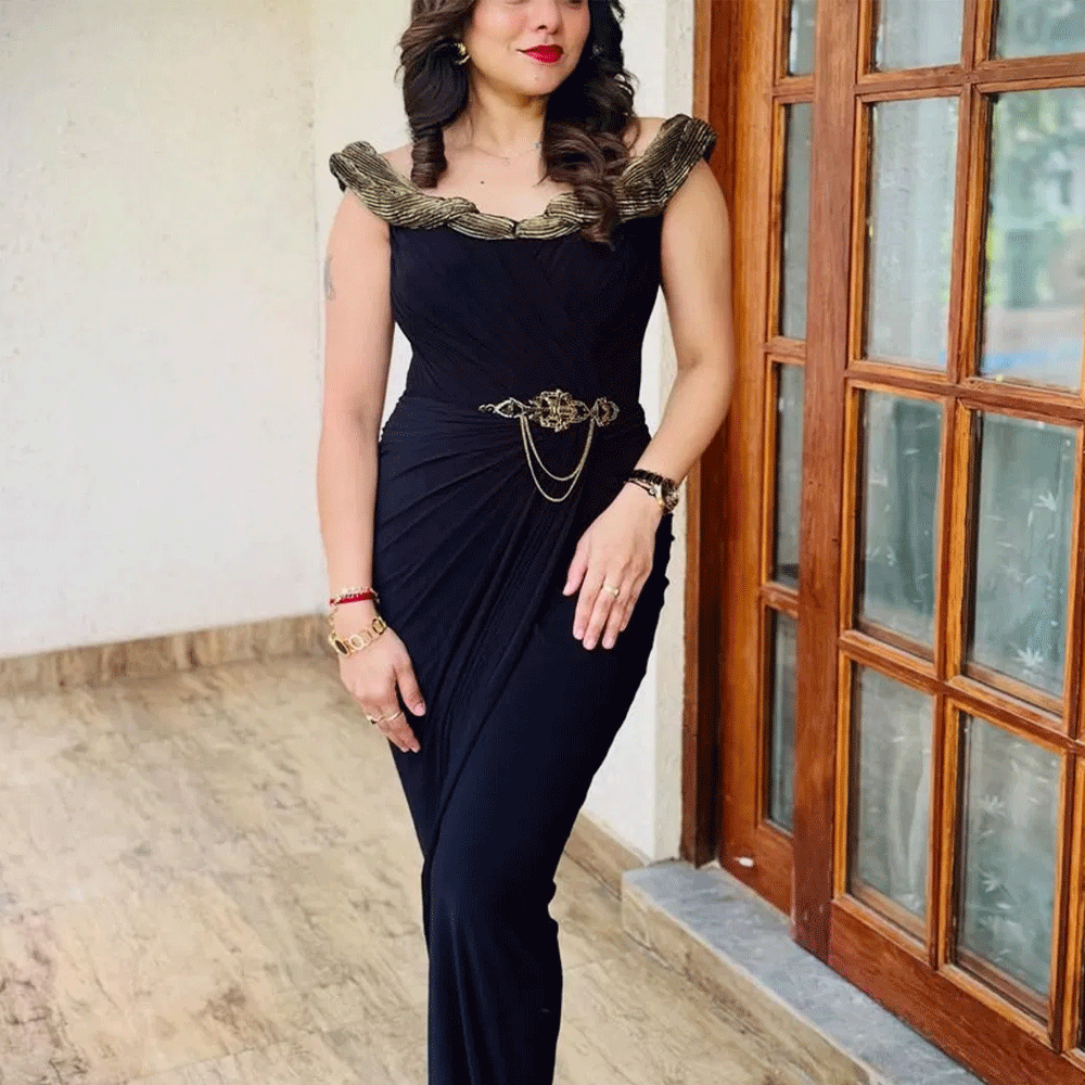 బుల్లితెరపై కనిపించే నటీనటులు తమ పాత్రలతో ప్రేక్షకులకు ఎంతగానో దగ్గరవుతుంటారు. ముఖ్యంగా సీరియల్స్‌లో విలన్ పాత్రలు పోషించే నటీమణులు తమ నటనతో ప్రేక్షకుల్లో ప్రత్యేకమైన గుర్తింపు తెచ్చుకుంటారు. అలాంటి వారిలో షర్మిత గౌడ ఒకరు. తెలుగులో ‘బ్రహ్మముడి’ సీరియల్‌తో ప్రేక్షకులకు చేరువైన ఈ బ్యూటీ.. రుద్రాణి అత్తగా తనదైన నటనతో ఆకట్టుకుంటోంది. అయితే తెరపై విలనిజంతో మెప్పించే ఈమె.. నిజ జీవితంలో మాత్రం స్టైలిష్ లుక్స్‌తో సోషల్ మీడియాలో సందడి చేస్తోంది.