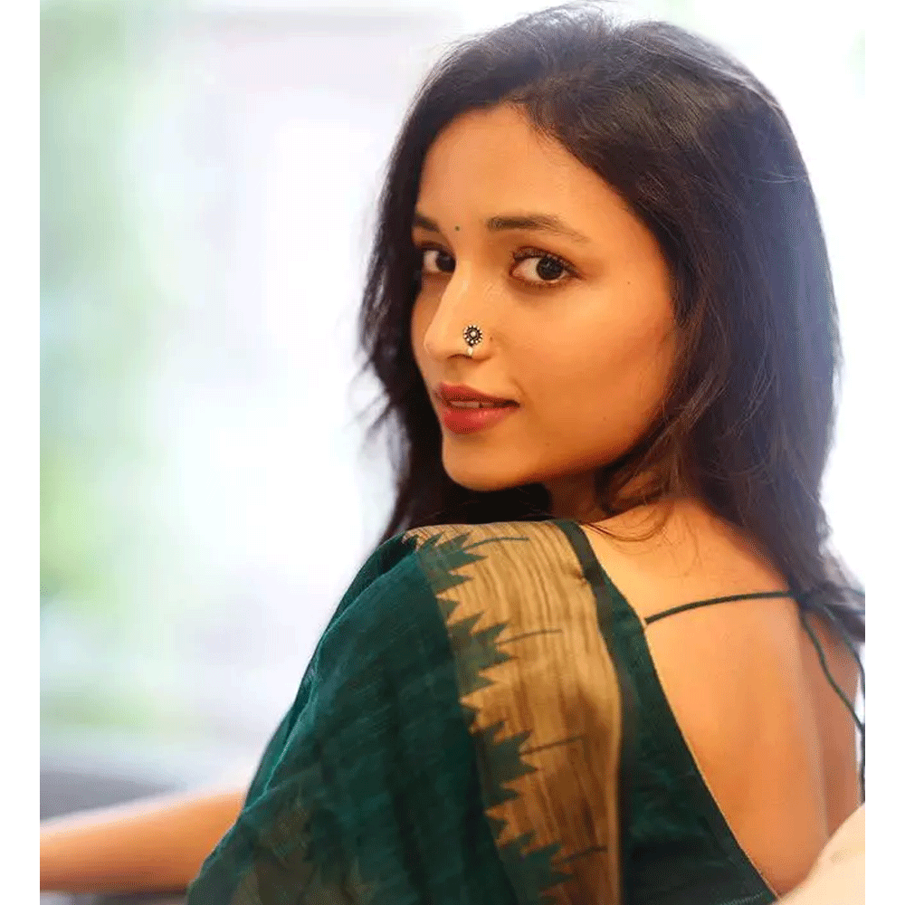 శ్రీనిధి శెట్టి జొన్నలగడ్డ హీరోగా నటించిన ‘తెలుసు కదా’ సినిమాతోనూ ప్రేక్షకులను పలకరించింది. నీరజ కోన దర్శకత్వం వహించిన ఈ చిత్రం పర్లేదనిపించుకుంది. ఈ చిత్రం తర్వాత శ్రీనిధి చేతి నిండా సినిమాలతో దూసుకుపోతుంది. తెలుగులో వరుస అవకాశాలు అందుకుంటూ తన మార్కెట్ను విస్తరించుకోవాలని ఈ బ్యూటీ భావిస్తున్నట్లు తెలుస్తోంది.