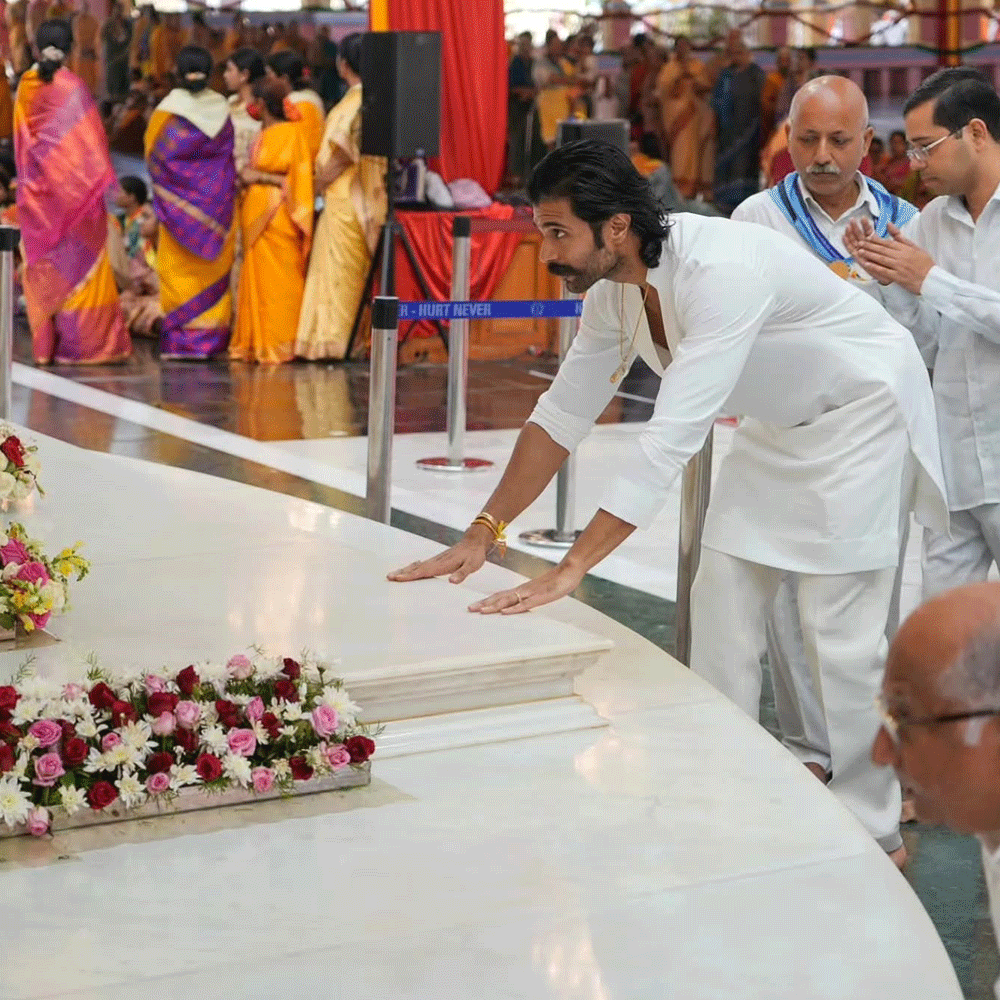 టాలీవుడ్లో ప్రస్తుతం ఎక్కడ చూసినా విరోష్ జంట గురించే చర్చ నడుస్తోంది. విజయ్ దేవరకొండ, రష్మిక మందన్న జంటకు సంబంధించిన ఏ వార్త బయటకు వచ్చినా అభిమానుల్లో ఆసక్తి పెరుగుతోంది. ఈ క్రమంలో పుట్టపర్తిలో ఈ జంట ప్రత్యేక పూజలు నిర్వహించినట్లు వస్తున్న వార్తలు ఆసక్తికరంగా మారాయి. తమ అభిమాన తారల ఆధ్యాత్మిక పర్యటన గురించి తెలుసుకునేందుకు ఫ్యాన్స్ ఆసక్తి చూపిస్తున్నారు.