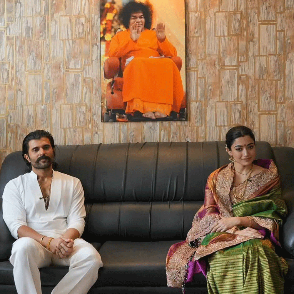 టాలీవుడ్లో విరోష్ జంటగా అభిమానుల మనసులు గెలుచుకున్న విజయ్ దేవరకొండ, రష్మిక మందన్న కలిసి నటిస్తున్న తాజా చిత్రం ‘రణబాలి’. పెళ్లి తర్వాత ఈ జంట కలిసి తెరపై కనిపించనున్న సినిమా కావడంతో దీనిపై ప్రేక్షకుల్లో ఆసక్తి పెరిగింది. పీరియాడికల్ యాక్షన్ డ్రామాగా తెరకెక్కిన ఈ చిత్రానికి రాహుల్ సాంకృత్యాన్ దర్శకత్వం వహిస్తున్నారు. అక్టోబర్ 16న ప్రేక్షకుల ముందుకు తీసుకొచ్చేందుకు చిత్ర బృందం సిద్ధమైంది.